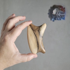 Masseur facial Gua Sha en bois rustique écologique avec artisanat en bois d'acacia massif pour la relaxation musculaire - Cadeau du Nouvel An - Product Image 1