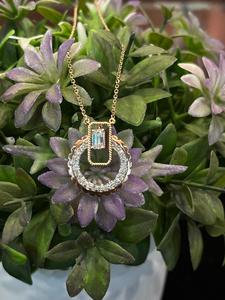 Collar con Colgante de Diamante Cultivado en Laboratorio, Geométrico, Elegante, con Halo de Esmeraldas, en Oro Rosa de 9K, para Compromiso o Boda - Product Image 6