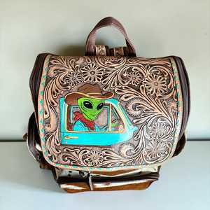 Mochila de Cuero Vacuno Estilo Western, Bolsa de Viaje de Cuero Personalizada con Diseño de Extraterrestre Grabado - Product Image 5