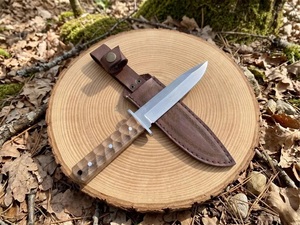 Cuchillo de Caza Hecho a Mano de Acero Inoxidable de Grado Industrial con Mango de Madera y Funda de Cuero para Acampar al Aire Libre - Product Image 2