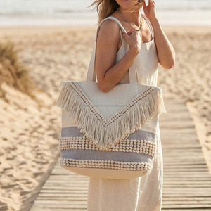Bolso de Hombro de Playa con Flecos de Diseño, Bolso Tote Boho Chic, Bolso de Compras Sostenible Hecho a Mano con Doble Asa - Product Image 1