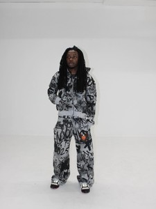 Ensemble de survêtement pour homme à capuche, motif graffiti imprimé, style urbain, tenue d'hiver complète avec logo aigle sur le devant - Product Image 2