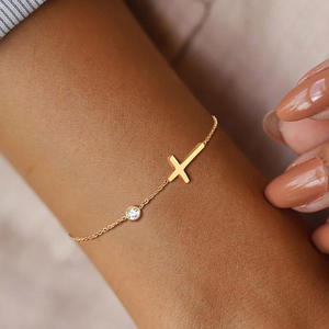 Pulsera de Cruz Ortodoxa Chapada en Oro con Estrella y Cadena de Eslabones con Circonitas, Joyería Religiosa Unisex - Product Image 1
