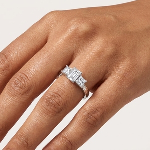 แหวนหมั้นเพชรทรงคลาสสิคแบบสามเม็ด ตัดแบบ Emerald Cut ทองคำขาวสำหรับผู้หญิง เพชร D Color รับรองโดย IGI เพชรเพาะเลี้ยงในห้องปฏิบัติการ - Product Image 5