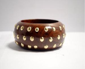 Brazalete de madera de Sheesham hecho a mano con incrustaciones de latón, pulido satinado, tallado y adornado con cuentas de latón. - Product Image 1