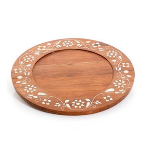 Plateau rond élégant en bois avec des bordures florales incrustées complexes, parfait pour la décoration de table moderne et le service - Product Image 3