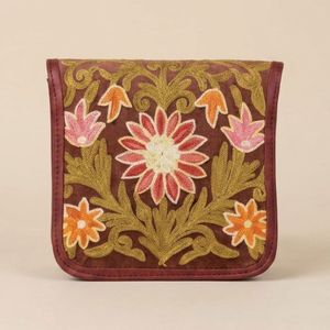 Sac bandoulière brodé au point Crewel du Cachemire – Design floral tournesol et dahlias en daim marron foncé - Product Image 1