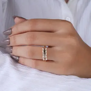 Élégante bague demi-éternité en or jaune avec diamant taille princesse pour femme, cadeau de mariage, de fiançailles ou d'anniversaire, bijoux raffinés - Product Image 1