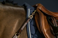 Plastron de cheval en cuir surélevé carré de qualité supérieure Durable longues bandes élastiques mousquetons selle boucles en laiton cheval Durable