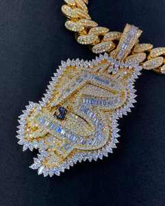 Colgante y Dijes Personalizados de Moissanita con Incrustaciones de Plata 925, Engaste Completo con Letra Personalizada, Diseño Único para un Estilo Personalizado - Product Image 1