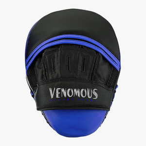 แผ่นรองซ้อมมวยหนังแท้ Venomous สีดำ-น้ำเงิน แบบติดตีนตุ๊กแก อุปกรณ์ป้องกันระดับมืออาชีพ - Product Image 2