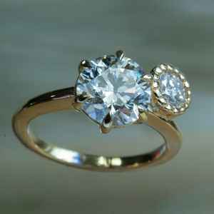 Anillo Toi et Moi con Diamante Redondo de Moissanita Estilo Flor para Mujer, Plata 925 Original con Baño de Oro, Regalo de Promesa para Enamorados - Product Image 2