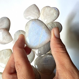 Vente en gros de pierres de lune de Tanzanie sculptées en forme de cœur, pierres naturelles en cristal pour la décoration et les cadeaux - Product Image 4