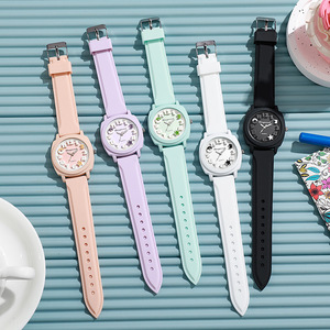 Reloj de Cuarzo Cuadrado para Mujer, con Caja de Aleación y Correa de Silicona, Diseño Casual y Moderno, Esfera con Indicadores, Cristal de 10 mm de Grosor, Color Caramelo - Product Image 4