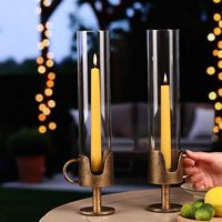 Portavelas de Hierro Fundido Vintage con Cristal Tipo Huracán para Velas Cónicas, Juego de 2 Portavelas Artesanales con Asa y Protección Contra el Viento