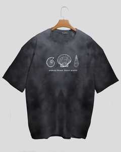 เสื้อยืดเจอร์ซีย์ลายกราฟิกสีดำแบบโอเวอร์ไซส์ สไตล์วินเทจ สตรีทแวร์ลำลอง ผ้าฝ้าย แขนสั้น น้ำหนัก 320 กรัม สำหรับผู้ชายและผู้หญิง ใส่ได้ในฤดูร้อน - Product Image 1
