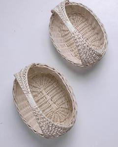 Panier en osier blanc tissé à la main avec poignée, parfait pour la décoration de mariage, les paniers de pique-nique, le rangement et les cadeaux. - Product Image 5