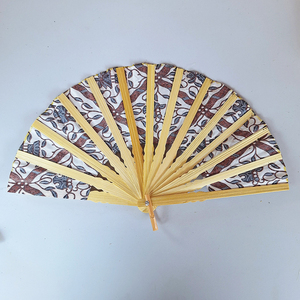 Éventail pliant artisanal indonésien en tissu batik brun à motif treillis, avec nervures en bambou naturel, cadeau culturel traditionnel, accessoire artisanal - Product Image 2