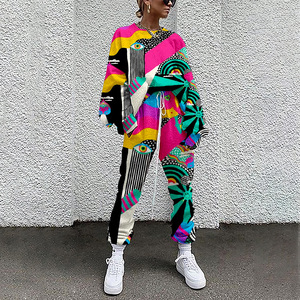 Survêtement entièrement imprimé pour femmes, conçu avec un style personnalisé et des motifs vibrants, doté d'un tissu doux, d'une coupe décontractée et d'un look tendance. - Product Image 2