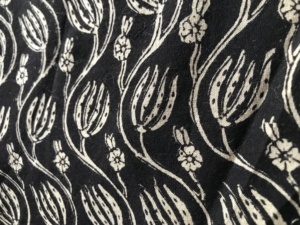 ผ้าฝ้ายพิมพ์ลายด้วยมือสีขาวดำ – ลายดอกไม้บูตะไวน์ ผ้าฝ้ายอินเดียสำหรับชุดเดรสและเครื่องแต่งกาย - Product Image 3