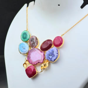 Collier Statement en pierres précieuses, plaqué or 18 carats, agate naturelle et rubis, collier artisanal audacieux - Product Image 1