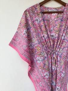 Caftán largo de algodón con estampado floral indio, ideal como ropa de playa o cómoda ropa de dormir para mamás. - Product Image 3