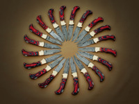 Couteau de chasse pliant artisanal en acier Damas de qualité industrielle, lame à pointe tombante, manche rouge, bord droit, non réglable