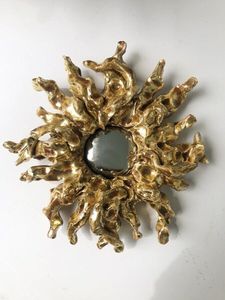 Miroir mural en métal design avec cadre d'inspiration florale pour une chambre à coucher élégante, un salon et des espaces intérieurs décoratifs - Product Image 5