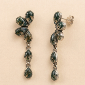 Boucles d'oreilles pendantes uniques en argent sterling 925 faites à la main avec agate mousse naturelle, style bohème, en forme de goutte, avec grappe de pierres précieuses, vente en gros - Product Image 1