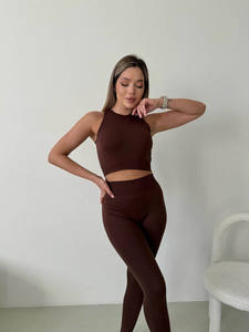 Conjunto de 2 piezas de yoga y entrenamiento de talla grande para mujer: leggings cortos con efecto push-up y sujetador deportivo transpirable de espalda cruzada - Product Image 3