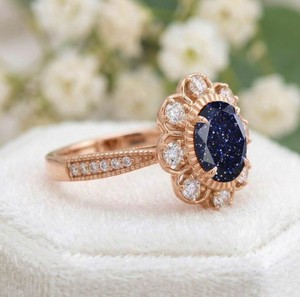 Anillo de compromiso chapado en oro con piedra arenisca azul ovalada, estilo vintage, halo de flores, anillo de plata, joyería fina al por mayor - Product Image 2