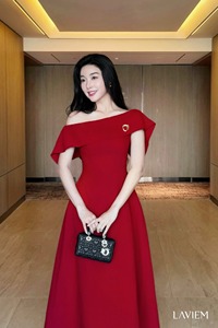 Vestido Esther con hombros descubiertos en corte A en color rojo |   Estilo elegante y femenino |   Diseño con hombros descubiertos |   Moda moderna para mujeres - Product Image 3