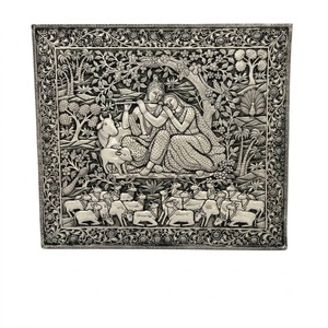 Nouvelle Arrivée : Art Mural Métallique Gravé Traditionnel Rectangulaire Radha Krishna Vaches, Décoration Murale Faite à la Main avec Cadre Argenté Antique - Product Image 3