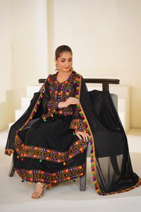 บริการ OEM ชุดเดรสยาวแบบ A-Line 2 ชิ้น สไตล์วินเทจอัฟกานิสถาน พร้อมกางเกงขายาว  ตกแต่งด้วยลูกไม้ ซิปแบบเรียบง่าย กระดุมพู่ห้อยประดับเหรียญโบราณ - Product Image 4