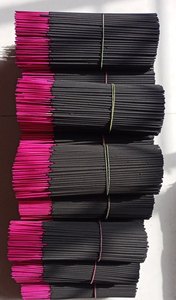 ธูปดำขนาด 12 นิ้ว ฐานสีชมพู ไม่มีกลิ่น แกนไม้ไผ่ เผาไหม้สะอาด เหมาะสำหรับการบูชาและการทำสมาธิ ขายส่ง - Product Image 6