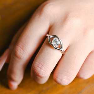 Anillo de Moissanita de 1 Quilate con Corte Corazón y Diseño de Labios, con Plata Fina 925, para Regalo de Aniversario o Promesa para Mujer/Esposa - Product Image 4