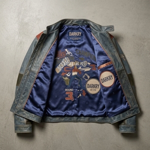 เสื้อแจ็คเก็ตหนังสีน้ำเงินสไตล์วินเทจสำหรับผู้ชาย ตกแต่งลายปะติดแบบเรโทร ลายกราฟิกนักชก นักแข่งรถ  ทรงบอมเบอร์ - Product Image 5