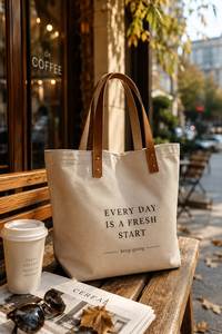Bolsa de Lona Beige Grande y Sólida con Asas de Cuero Marrón, Diseño Minimalista con Letras Impresas, Cierre de Cremallera, Lista para Viajar, Bolsa de Hombro - Product Image 2
