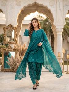 Costume palazzo pour femmes de haute qualité avec broderies lourdes et détails en sequins, et dupatta fantaisie de créateur, mode ethnique traditionnelle - Product Image 6