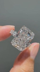 Bague de fiançailles en diamant de laboratoire taille radiant, halo caché pavé, or 14 carats, certifiée IGI - Product Image 5