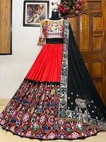 Geleneksel Turuncu İpek Navratri Lehenga Choli ve Siyah Baskılı Dupatta |   Kadınlar için Tasarımcı Güjaraati Garba Parti Elbisesi