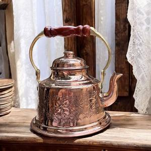 Théière en cuivre vintage faite à la main avec poignée en bois pour un service élégant du thé et une présentation à la maison, pour la décoration intérieure, les hôtels et les restaurants. - Product Image 2