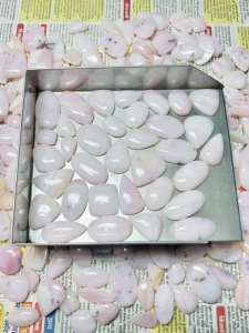 Cabujones de Ópalo Rosa Natural |   Piedras Sueltas Pulimentadas Hechas a Mano de Formas Variadas para la Elaboración de Joyería |   Certificado por Terceros, a Granel - Product Image 3