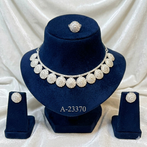 Ensemble collier et boucles d'oreilles de mariée en alliage de zinc plaqué or indien avec zircon, au design élégant - Product Image 5
