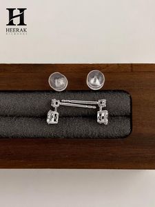 Pendientes de Oro de 14K con Dos Diamantes en Forma de Gota, Joyería Fina Minimalista de Fabricante - Product Image 5