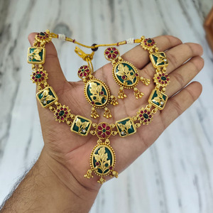 Ensemble de bijoux ethniques plaqués or JeweleMarket, collier et boucles d'oreilles en pierre de cristal |   Élégante robe de soirée pour femmes du Maharashtra - Product Image 1