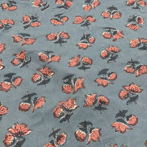 Tela de algodón estampada con flores azulgrises y motivo de flores en rosa coral, textil suave y transpirable para confección de kurtis y dupattas. - Product Image 2