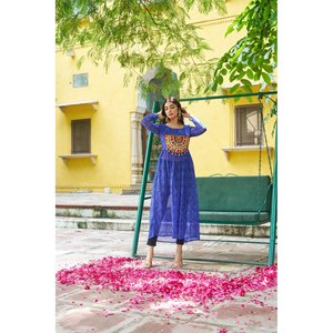 Kurti en Chiffon Orné de Patchwork Kutchhi, Tenue Spéciale Navratri - Product Image 2