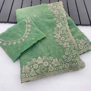 Sari ethnique indien en satin Fandy de qualité supérieure avec broderie de sequins sur le pallu, travail multi-fils et bordure découpée en arco. - Product Image 4