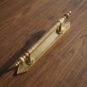 Poignée de porte de luxe en laiton massif Sovereign Flute |   Plaque de porte ornée de style colonne cannelée moderne pour les portes d'entrée des hôtels - Product Image 3